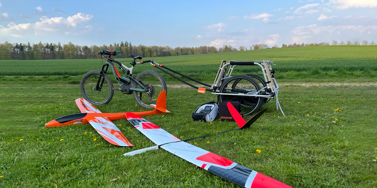 reacha Fahrradanhänger mit spezieller Halterung für Modell-Segelflugzeuge